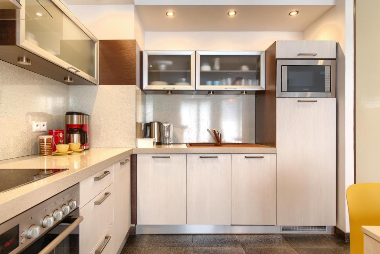 City Center Apartament Parking By Impero Познан Екстериор снимка